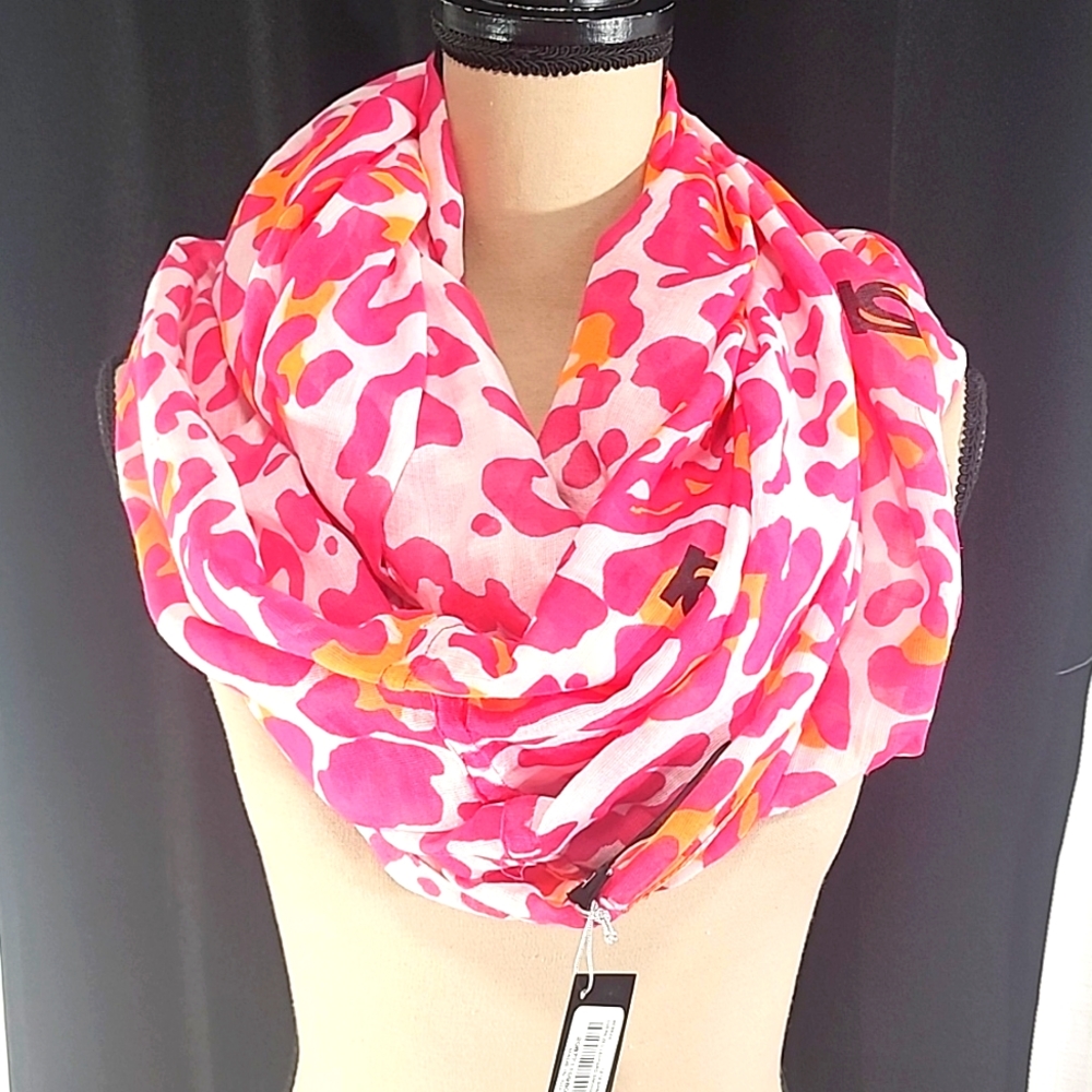bebe Oversized Leopard Pink Snood. NWT